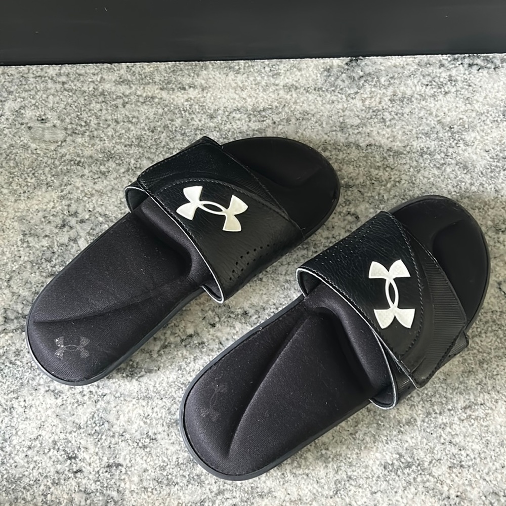 Size 7 Men’s Under Armor Flip Flops